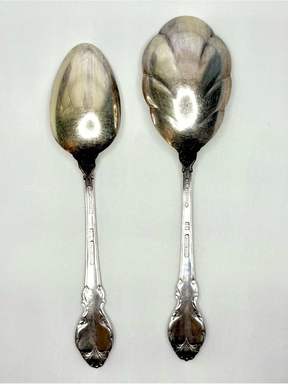 2 Vintage Holmes & Edwards IS Deep Silver Inlaid Serving Spoon 9” 8.5” Scalloped